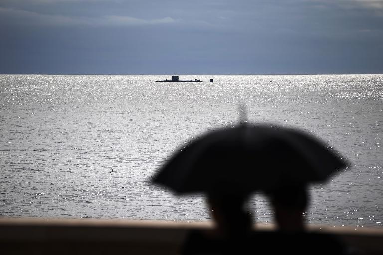 Một chiếc tàu ngầm ngoài khơi có thể được nhìn thấy từ bờ biển Nice, Pháp
