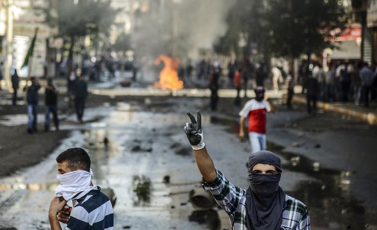 Người Kurd đụng độ cảnh sát chống bạo động Thổ Nhĩ Kỳ trong cuộc biểu tình ở thành phố phía đông nam Diyarbakir nhằm phản đối việc Tổng thống nước này từ chối ủng hộ quân sự cho thị trấn Kobani