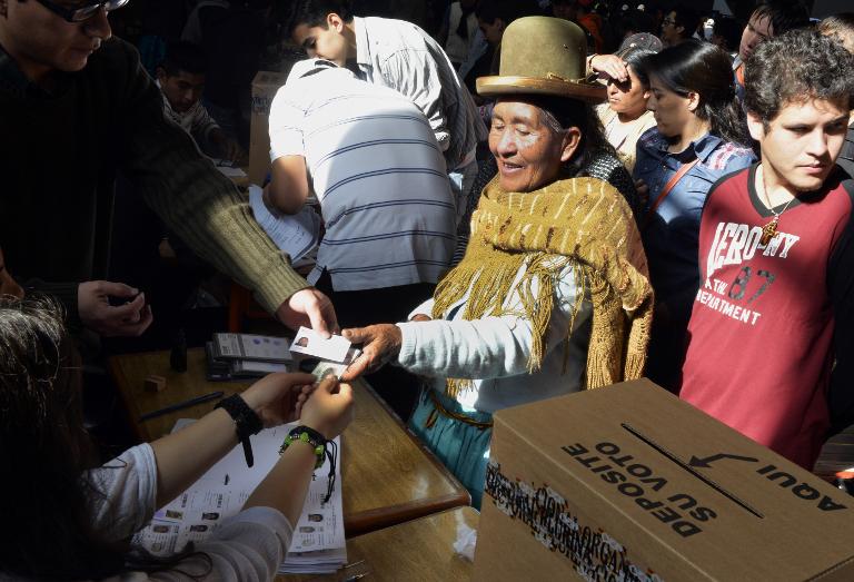 Người phụ nữ Bolivia trong trang phục Andean điển hình tại một điểm bỏ phiếu ở La Paz