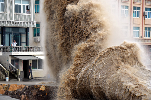 Những đợt sóng cao đánh vào thị trấn Shitang ở tỉnh Chiết Giang, Trung Quốc do ảnh hưởng của cơn bão Vongfong và không khí lạnh đến từ phía Tây Trung Quốc