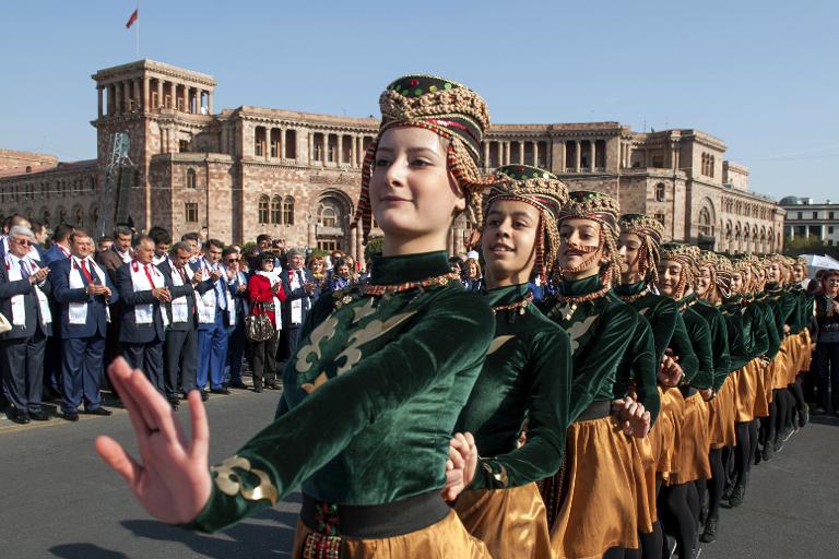 Phụ nữ Armenia nhảy múa ở trung tâm Yerevan trong ngày lễ kỷ niệm của thành phố