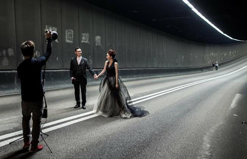 Đôi vợ chồng chụp ảnh cưới trong đường hầm dẫn dến con đường chính bị chiếm đóng bởi những người biểu tình ủng hộ dân chủ ở quận Admiralty của Hồng Kông