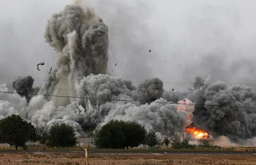 Khói dày đặc cùng lửa bốc lên sau một cuộc không kích nhằm tiêu diệt IS của liên minh do Mỹ dẫn đầu ở Kobani, Syria