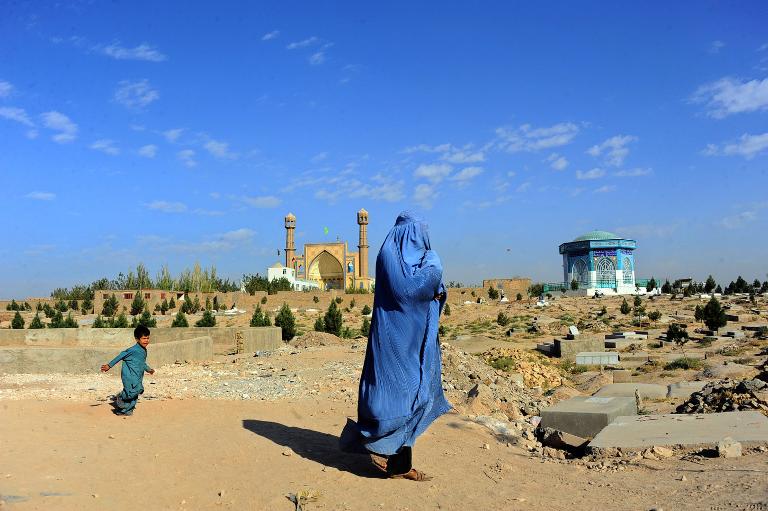 Một phụ nữ Afghanistan trong trang phục truyền thống burqa phủ kín từ đầu tới chân gần nghĩa trang ở tỉnh Herat