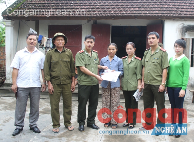 Lãnh đạo cùng Ban chấp hành Đoàn cơ sở, Hội phụ nữ Báo Công an Nghệ An tặng quà cho gia đình bà Nguyễn Thị Vân