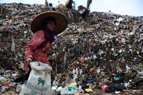Người nhặt rác đang thu thập những món đồ nhựa có thể bán lại tại một bãi rác ở Depok, Indonesia