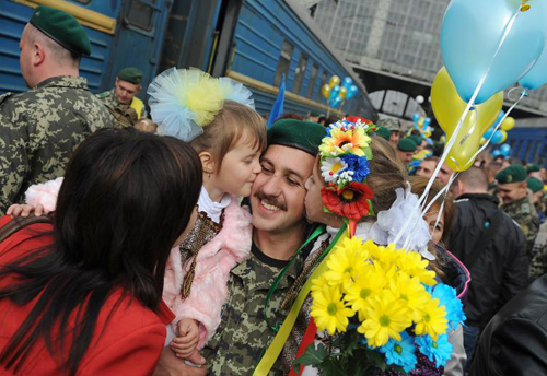 Quân nhân Ukraine trong vòng tay chào đón của gia đình tại phía Tây thành phố Lviv
