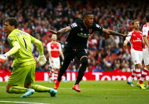 Abel Hernandez suýt nữa khiến Arsenal ôm hận bằng bàn thắng nâng tỉ số lên 2-1 cho Hull City