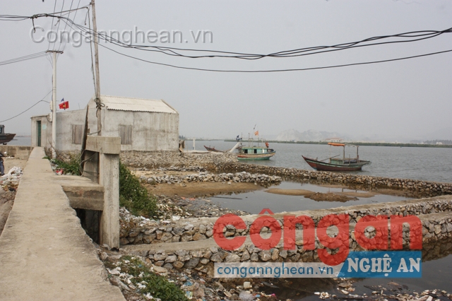 Người dân vô tư lấn chiếm, xây dựng trái phép  trên hệ thống bờ kè chắn sóng tại Cảng cá Lạch Cờn