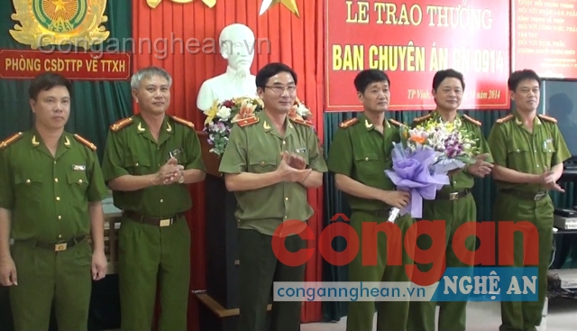 Đồng chí Thiếu tướng Nguyễn Xuân Lâm, Giám đốc Công an tỉnh phát biểu và trao thưởng Ban chuyên án