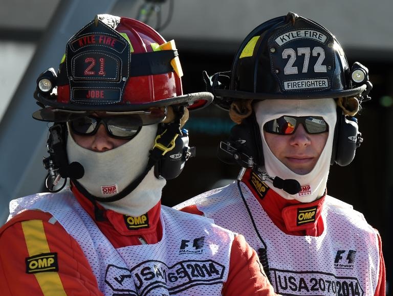 Lính cứu hỏa chờ đợi trong buổi tập đầu tiên giải đua xe F1 của chặng đua ở Austin, Texas, Hoa Kỳ