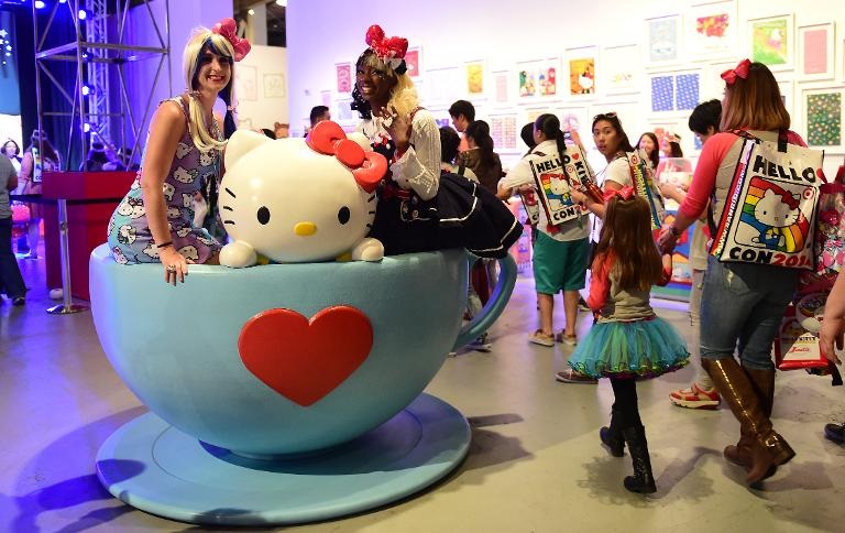 Những người hâm mộ Hello Kitty tham dự Triển lãm Hello Kitty ở quận Little Tokyo gần trung tâm thành phố Los Angeles