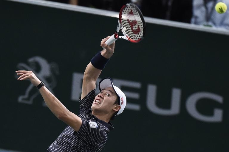 Tay vợt Kei Nishikori của Nhật Bản trả giao bóng trong trận đấu tứ kết Giải quần vợt trong nhà ở Paris với tay vợt Tây Ban Nha David Ferrer