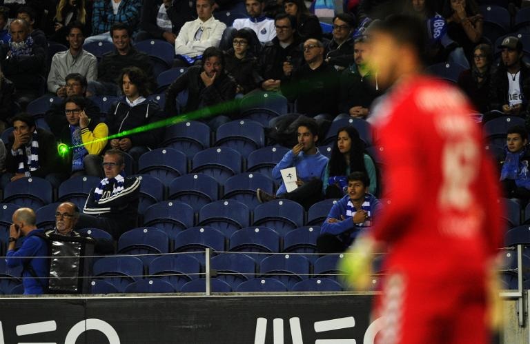 Một CĐV Porto chiếu tia laser vào thủ môn Rui Silva của Nacional trong trận đấu giữa FC Porto với Nacional trong khuôn khổ Giải bóng đá VĐQG Bồ Đào Nha, tại sân vận động Dragao ở Porto