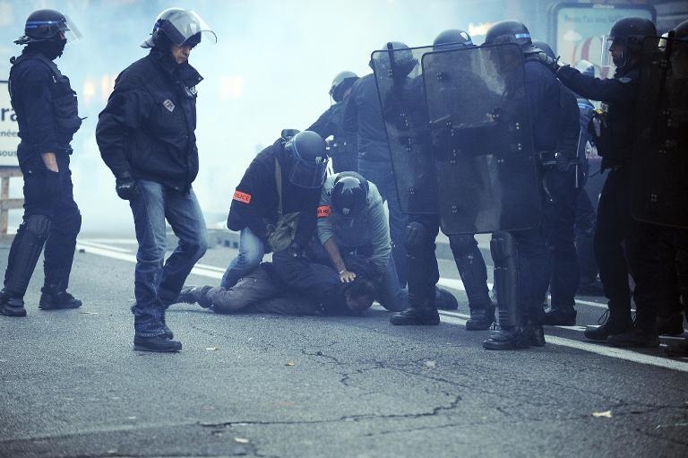 Một người biểu tình bị bắt giữ trong cuộc đụng độ với cảnh sát tại cuộc biểu tình ở Toulouse, miền nam nước Pháp