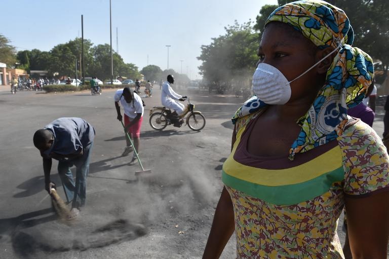 Người dân thủ đô Ouagadougou, Burkina Faso dọn dẹp thành phố sau những ngày bất ổn vì cuộc đảo chính