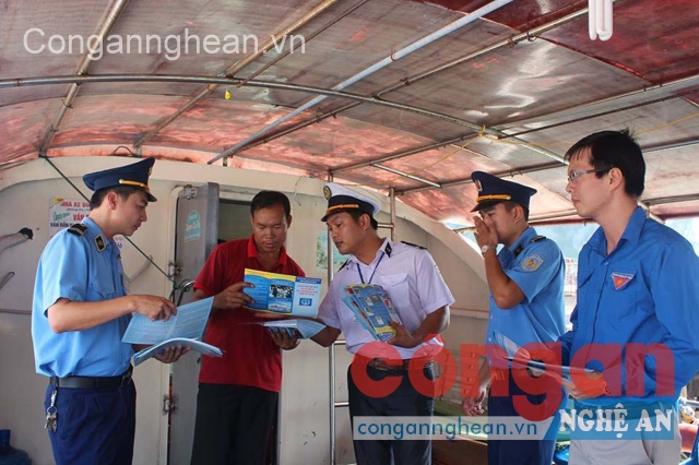 Ngư dân Nghệ An thường xuyên được lực lượng kiểm ngư tuyên truyền về việc bảo vệ nguồn lợi thủy sản trên biển