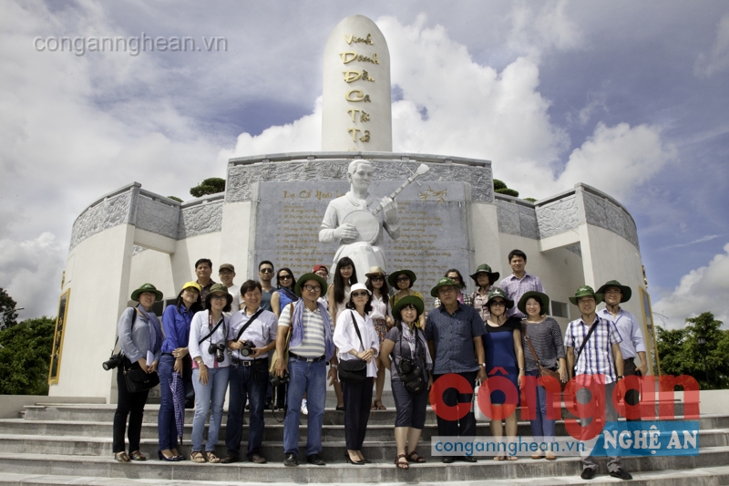 Đài tưởng niệm cố nhạc sĩ Cao Văn Lầu tại Bạc Liêu