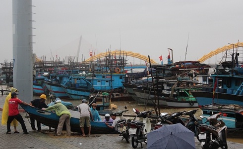 Tàu thuyền neo đậu tại Sông Hàn (Đà Nẵng) để tránh thời tiết xấu