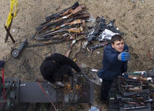 Công nhân tiêu hủy những loại vũ khí bất hợp pháp tại một xưởng đúc kim loại ở Ferizaj, Kosovo. Các nhà chức trách đã phá hủy hơn 2.000 loại vũ khí nhỏ và súng trường trong một nỗ lực nhằm tăng cường an ninh tại các nước Balkan 