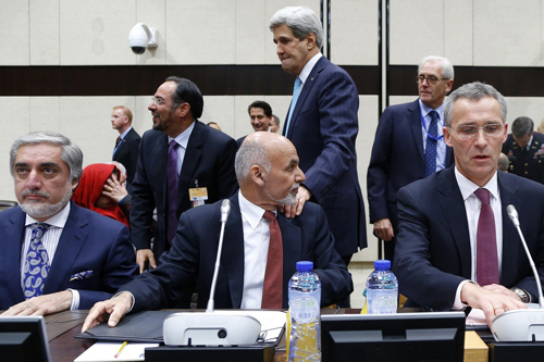 Ngoại trưởng Mỹ John Kerry đặt tay lên vai Tổng thống Afghanistan Ashraf Ghani trong Hội nghị ngoại trưởng NATO