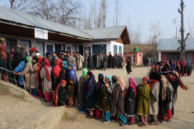 Người dân Kashmir xếp hàng tại một điểm bỏ phiếu ở Devsar phía nam Srinagar