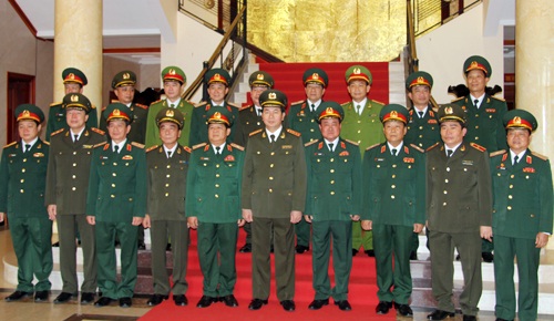 Bộ trưởng Trần Đại Quang cùng đoàn công tác của Bộ Công an và lãnh đạo Quân khu 7. 