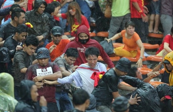 Quang cảnh hỗn loạn trên khán đài khi CĐV Malaysia tràn sang phần khán đài của CĐV Việt Nam