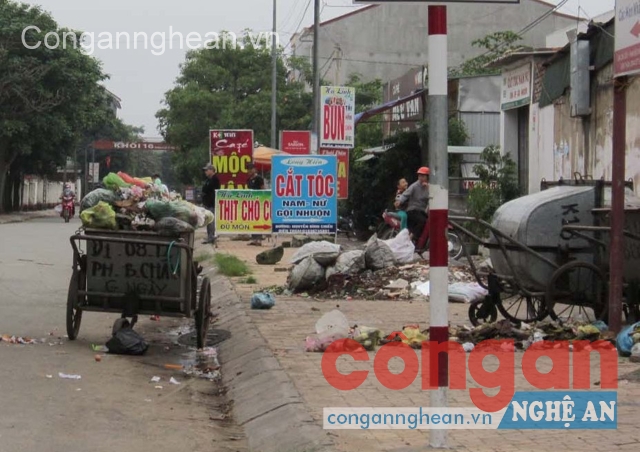 Bãi chứa rác thải đầu đường Nguyễn Đình Chiểu (cạnh Trường THPT Hà Huy Tập) TP Vinh