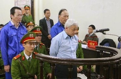 Bị cáo Nguyễn Đức Kiên và 5 bị cáo khác trước tòa. 