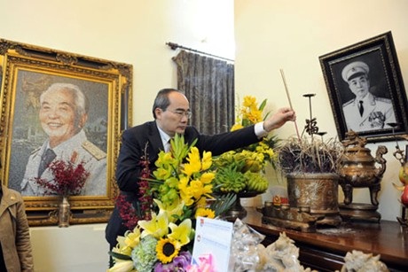 Đồng chí Nguyễn Thiện Nhân thắp hương tưởng nhớ Đại tướng Võ Nguyên Giáp tại nhà riêng Đại tướng.