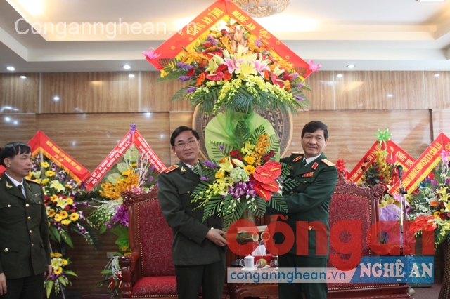 Thiếu tướng Nguyễn Xuân Lâm, Giám đốc Công an tỉnh  tặng  hoa chúc mừng Bộ Tư lệnh QK4