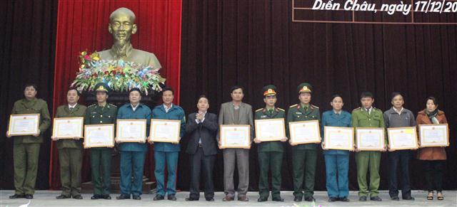 Chủ tịch UBND huyện Diễn Châu trao thưởng cho các tập thể, cá nhân trong thực hiện nhiệm vụ QP-AN năm 2014