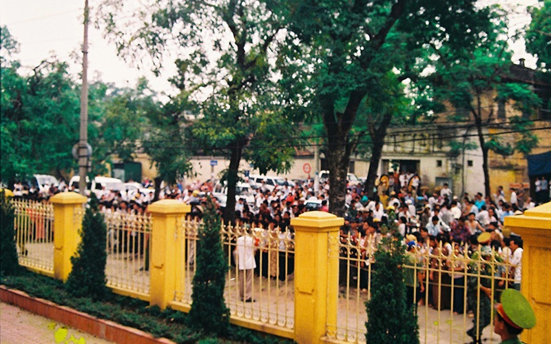 Rất đông người dân đến cổng Tòa án nhân dân TP Hà Nội để theo dõi phiên tòa xét xử vụ án Vũ Xuân Trường.