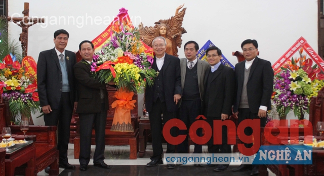 Đại tá Nguyễn Tiến Dần, Phó Giám đốc Công an tỉnh tặng hoa, chúc mừng Tòa Giám mục Xã Đoài