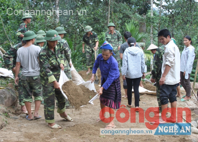 CBCS thuộc Bộ CHQS tỉnh cùng nhân dân xã Nậm Giải (Quế Phong) làm đường giao thông xây dựng nông thôn mới