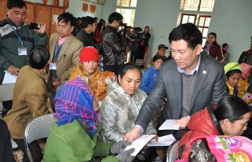 Đồng chí Bí thư Tỉnh ủy Hồ Đức Phớc tặng quà  cho các hộ nghèo xã Tri Lễ, huyện Quế Phong
