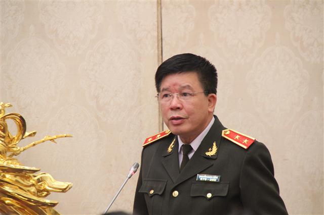 Đồng chí Trung tướng Nguyễn Danh Cộng, Chánh Văn phòng Bộ Công an thông báo tình hình, kết quả công tác Công an năm 2014