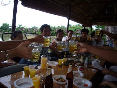 Người Việt đang lạm dụng rượu bia quá nhiều 