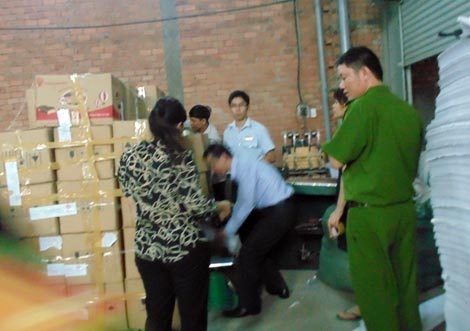 Các cơ quan chức năng phối hợp bắt quả tang vụ in lậu số lượng lớn bloc lịch tại tỉnh Đồng Nai ngày 16/12. Ảnh: Cục Xuất bản cung cấp.