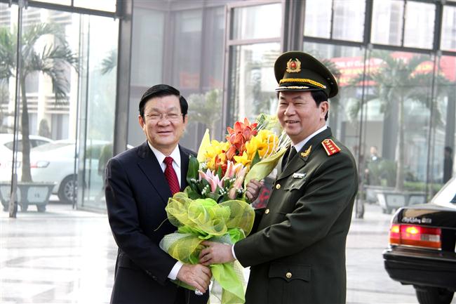 Bộ trưởng Bộ Công an Trần Đại Quang tặng hoa Chủ tịch nước Trương Tấn Sang