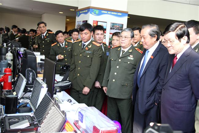 Chủ tịch nước Trương Tấn Sang, Bộ trưởng Trần Đại Quang và các đại biểu xem triển lãm tại Hội nghị Công an toàn quốc lần thứ 70 