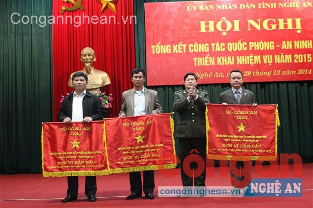 Đồng chí Đại tá Phan Nguyên Hùng, Phó Cục trưởng Cục ANXH tặng Cờ thi đua của Bộ Công an cho 3 tập thể đạt thành tích xuất sắc