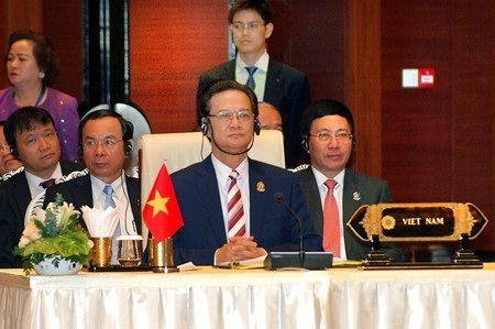 Thủ tướng Nguyễn Tấn Dũng và các thành viên Đoàn Việt Nam dự Hội nghị Cấp cao ASEAN 25 tại Myanmar