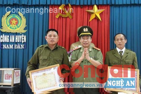 Đại tá Bùi Ngân, Trưởng phòng PV28 trao Giấy khen của  Giám đốc Công an tỉnh cho Công an 2 xã Hùng Tiến và  Nam Lĩnh (Nam Đàn) vì có thành tích đột xuất trong  đấu tranh chống tội phạm