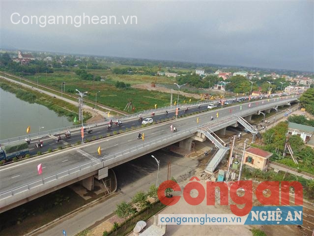 Cầu vượt đường sắt Bắc - Nam đi qua Nghệ An, một trong những công trình trọng điểm của tỉnh nhà