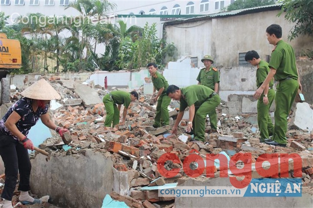 Công an phường Quang Trung giúp nhân dân di dời nhà ở nhằm GPMB để làm đường
