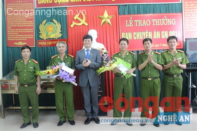 Đồng chí Lê Xuân Đại, Phó Chủ tịch UBND tỉnh khen thưởng cho Ban chuyên án GN0914