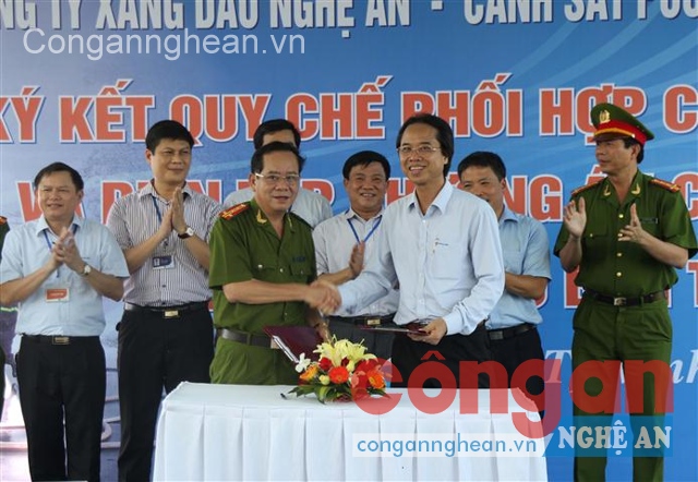 Cảnh sát PC&CC Nghệ An ký kết quy chế phối hợp  với Công ty Xăng dầu Nghệ An