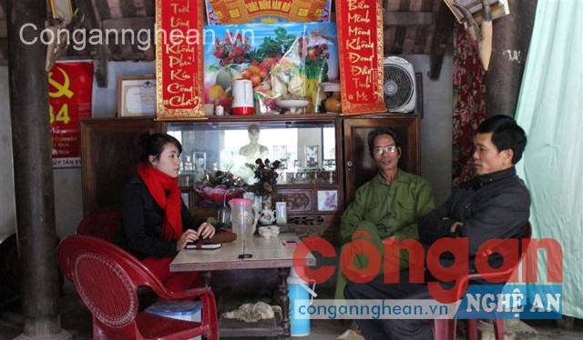 Người dân tộc Thái đang kể về phong tục cưới hỏi của đồng bào nơi đây cho phóng viên